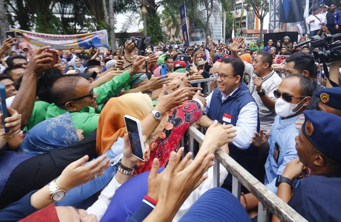 Bakal calon presiden dari Partai Nasdem Anies Rasyid Baswedan menyapa para relawan saat kegiatan Rapat Akbar di Jalan Gajah Mada Pekanbaru, Ahad (4/12/2022).